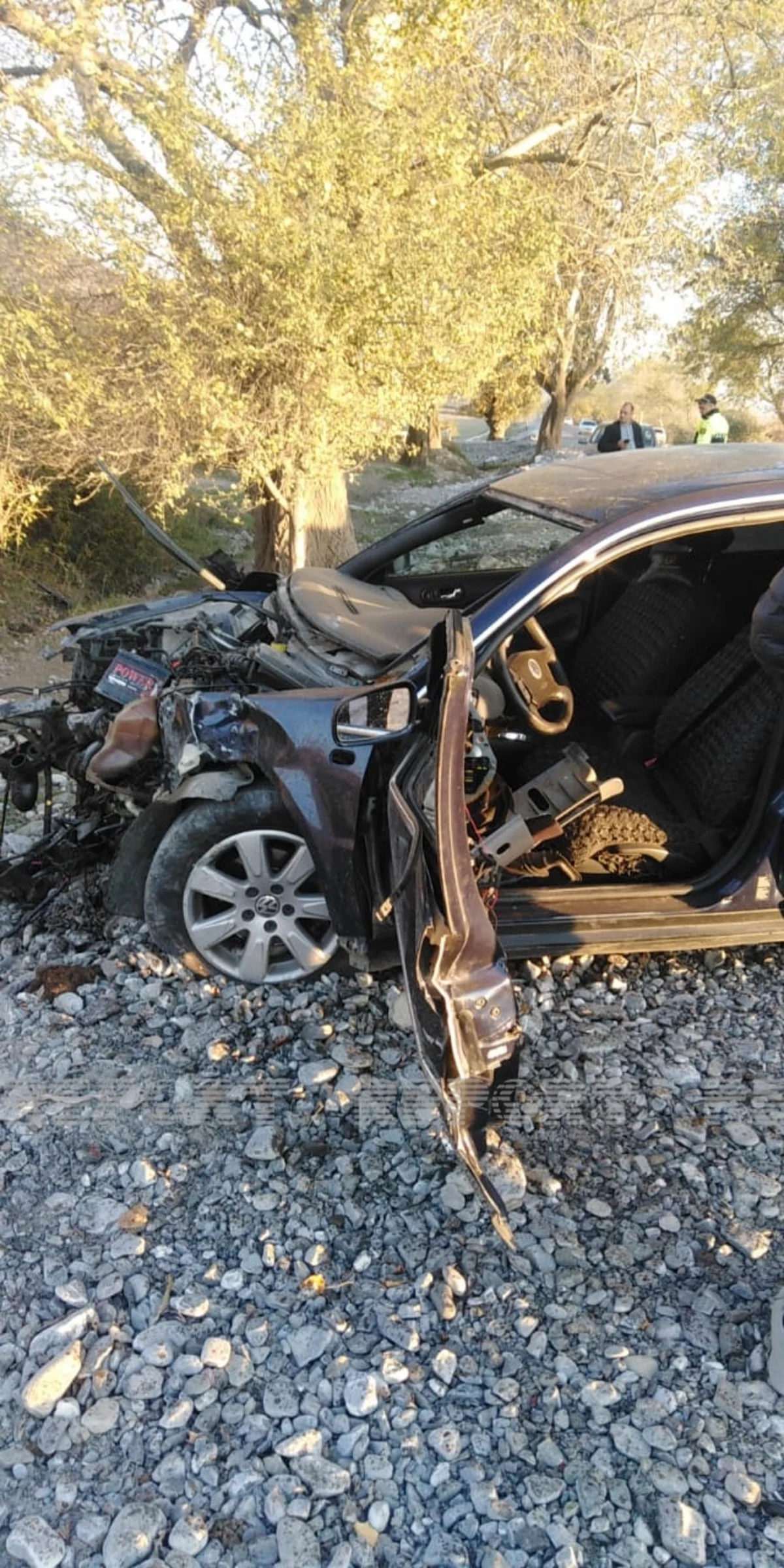 Oğuzda ağaca çırpılan avtomobilin mühərriki yerindən çıxıb, xəsarət alan var