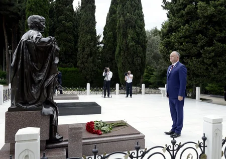 Moldova prezidenti Fəxri və Şəhidlər xiyabanlarını ziyarət edib - ƏLAVƏ OLUNUB