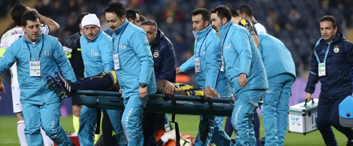 Fənərbağçanın futbolçusu oyun zamanı əlini qırıb
