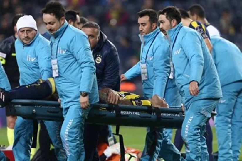 Fənərbağçanın futbolçusu oyun zamanı əlini qırıb