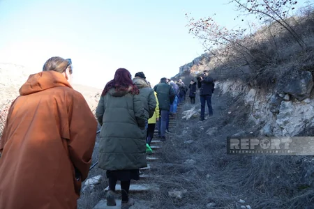 Xarici səyyahlar Azıx mağarasında olub