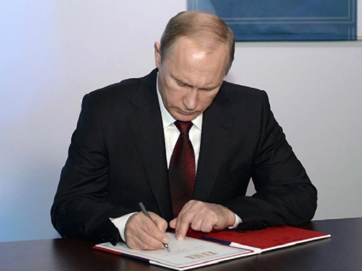 Путин уволил ряд генералов из МВД и МЧС России