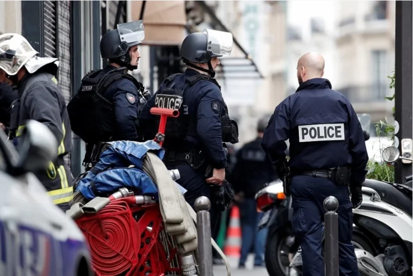 Во Франции неизвестный наехал на женщину-полицейского