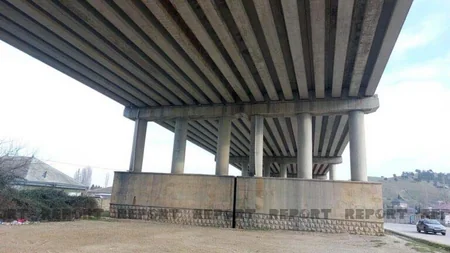 Şabranda avtomobil körpüdən aşıb, ər-arvad ağır xəsarət alıb