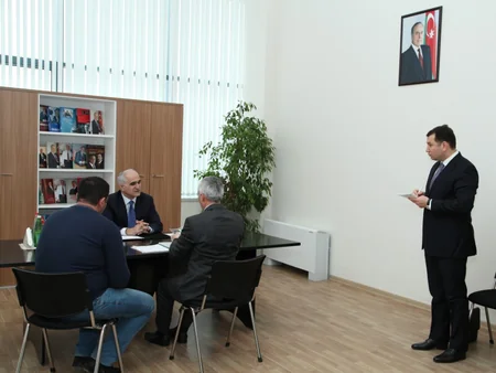İqtisadiyyat və sənaye naziri Neftçalada vətəndaşlarla görüşüb