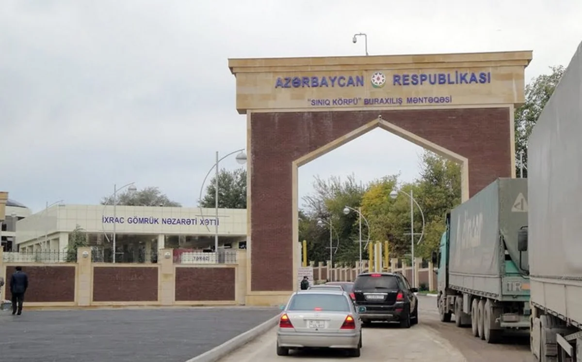 Агентство: На пропускном пункте Красный мост ожидают 827 автомобилей