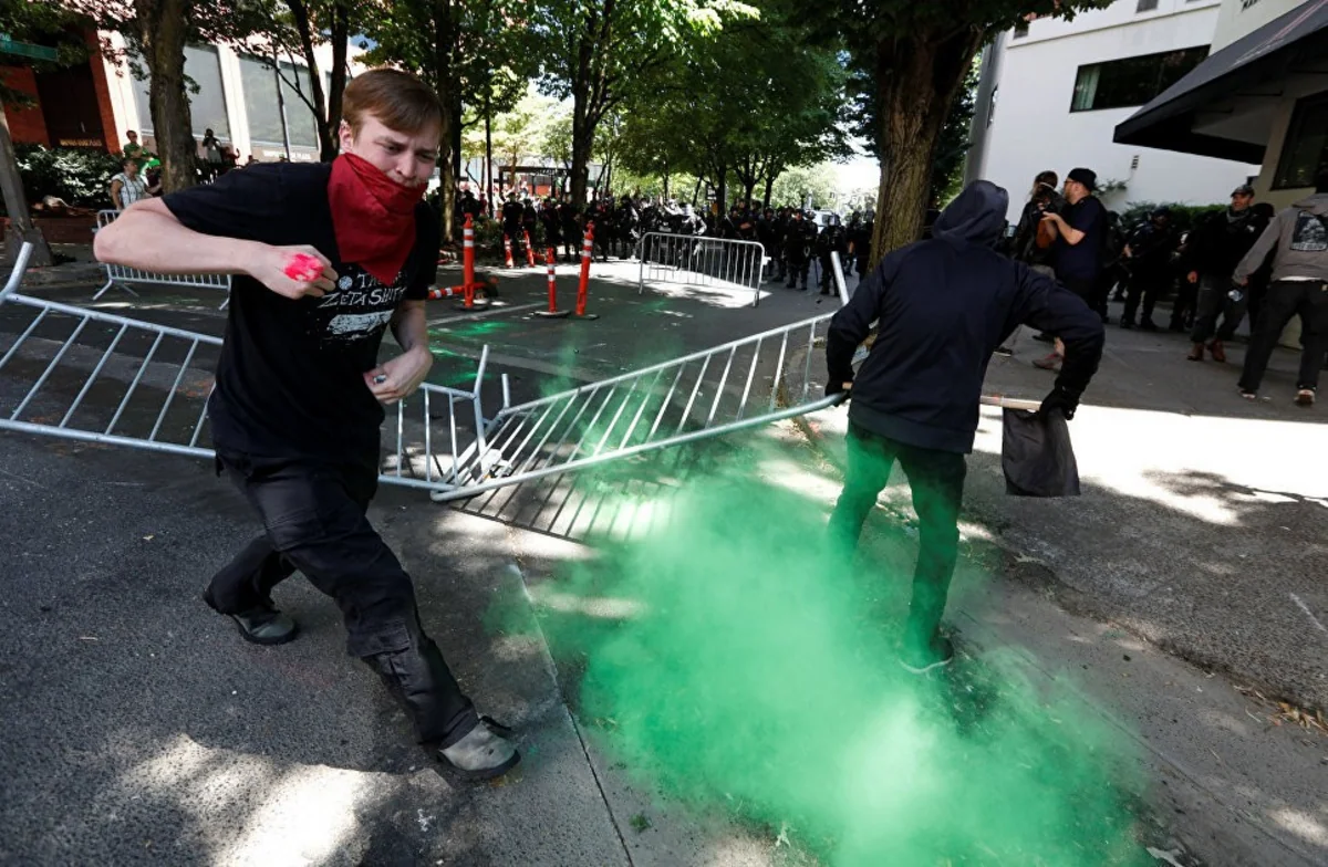 В США проверят данные о превышении полномочий правоохранителей на митинге