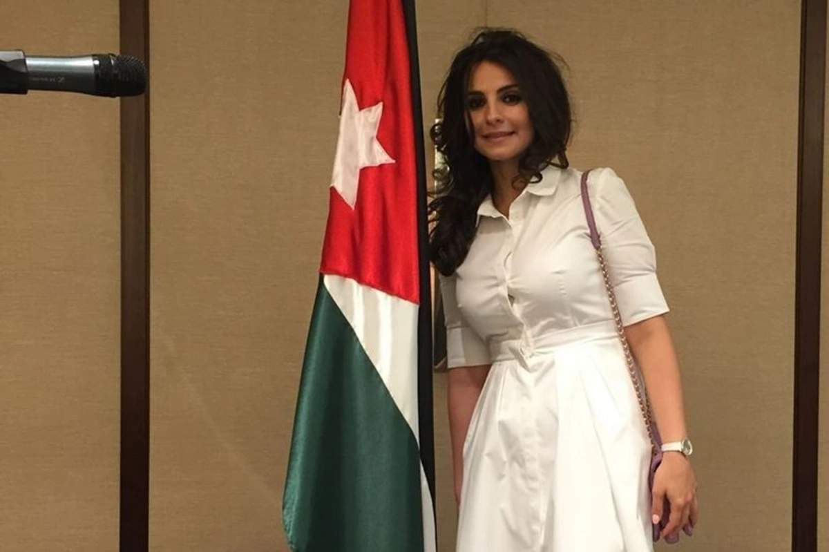 Prezident Sirus Təbrizlinin qızını təltif edib - FOTO