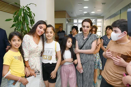 Leyla Əliyeva Bakının bir sıra tibb müəssisələrində müalicə alan uşaqlarla görüşüb