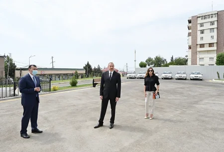 İlham Əliyev və Mehriban Əliyeva Bakıda şəhid ailələrinə, müharibə əlillərinə mənzil və avtomobillərin təqdimatında iştirak ediblər
