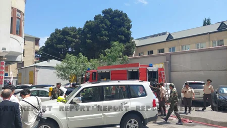 Bakıda yaşayış binasında baş verən yanğın söndürülüb - YENİLƏNİB