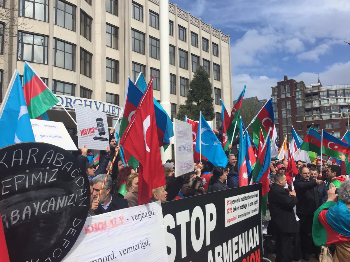 Ermənistanın Hollandiyadakı səfirliyi qarşısında etiraz aksiyası keçirilib