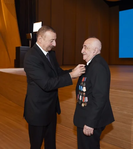 Azərbaycanda 2 milyard ton neft hasilatı münasibətilə təntənəli mərasim keçirilib, Prezident İlham Əliyev tədbirdə iştirak edib - YENİLƏNİB