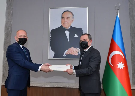 Ceyhun Bayramov Serbiya səfirinin etimadnaməsinin surətini qəbul edib