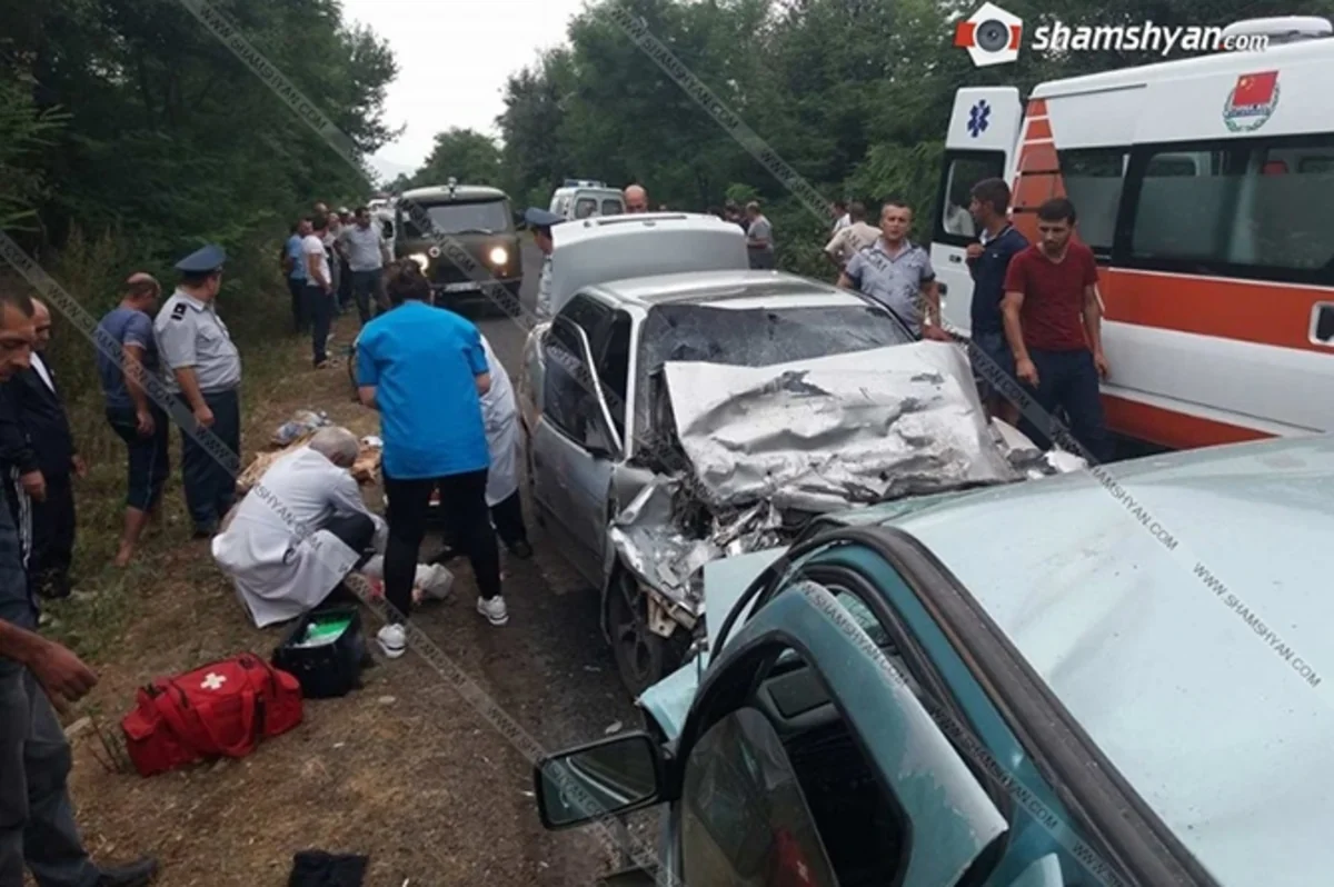 Ermənistanda minik avtomobilləri toqquşub, 2 nəfər ölüb, 7-si yaralanıb