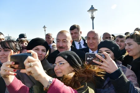 Prezident Sumqayıtın dənizkənarı bulvarında şəhərin sakinləri ilə görüşüb