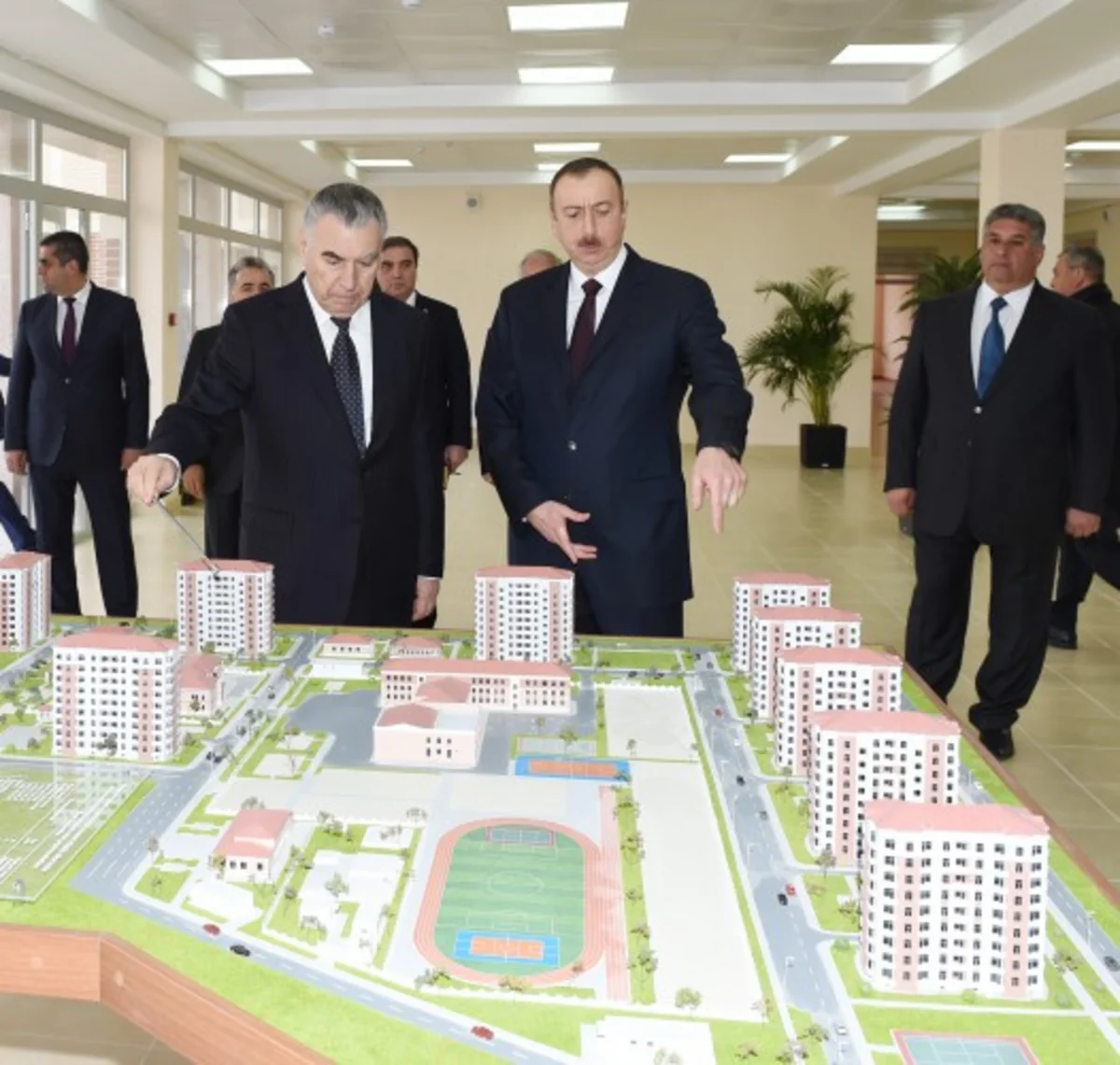 ​Prezident İlham Əliyev Mingəçevirdə məcburi köçkün ailələri üçün yeni salınan yaşayış kompleksində yaradılan şəraitlə tanış olub