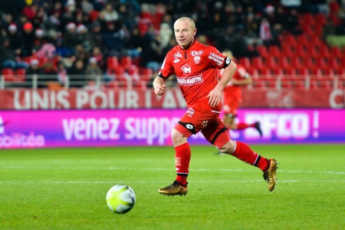 Fransa çempionu 40 yaşında futbolla vidalaşdı