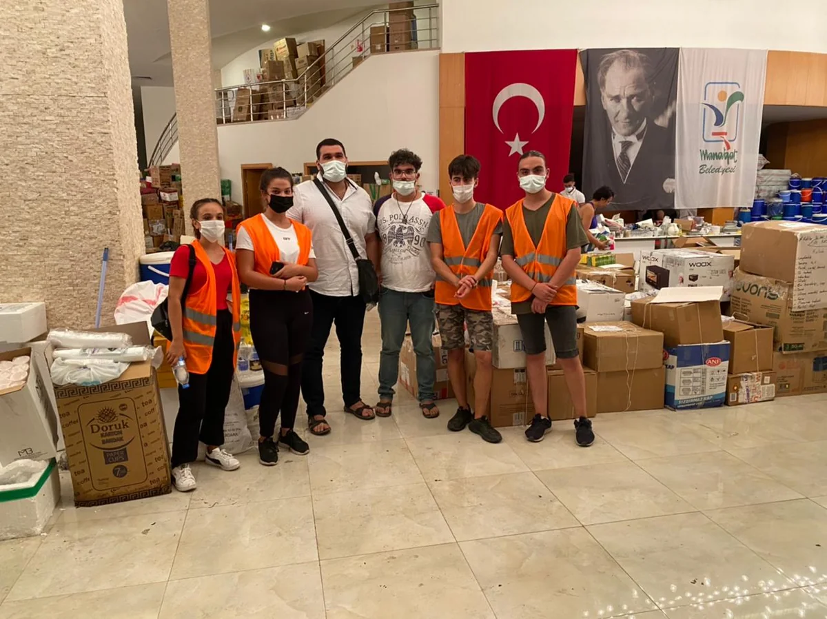 Azərbaycanlı gənclər Sankt-Peterburqda Türkiyəyə dəstək aksiyası keçiriblər