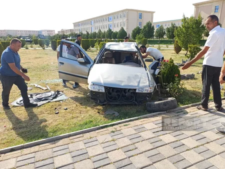 Naxçıvanda avtomobil bordürə dəyərək aşıb