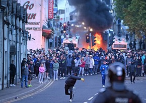 В Северной Ирландии 17 полицейских пострадали в ходе второй ночи беспорядков