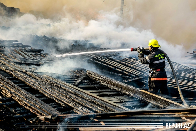 В Баку горит здание министерства юстиции
