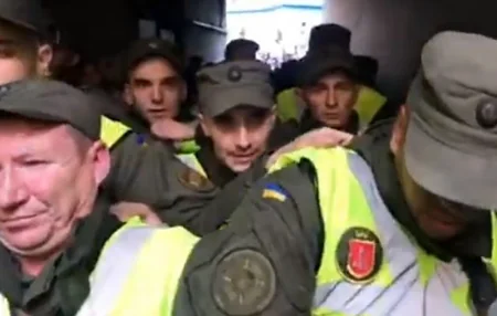 При столкновении у Рады пострадали около десяти митингующих - ОБНОВЛЕНО