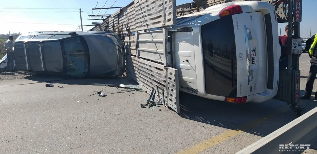 Car carrier overturns in Azerbaijan’s Yevlakh