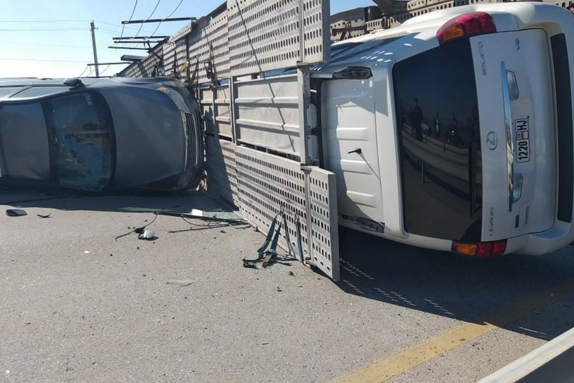 Car carrier overturns in Azerbaijan’s Yevlakh