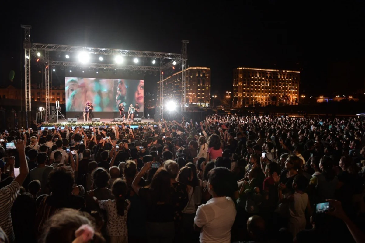 Heydər Əliyev Mərkəzinin parkında “Ulduzlar bir arada” adlı konsert proqramı təşkil olunub