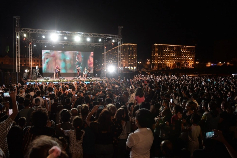 Heydər Əliyev Mərkəzinin parkında “Ulduzlar bir arada” adlı konsert proqramı təşkil olunub