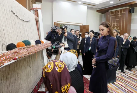 Mehriban Əliyeva Türkmənbaşı şəhərində təsviri və dekorativ sənət əsərlərindən ibarət sərgilərlə tanış olub
