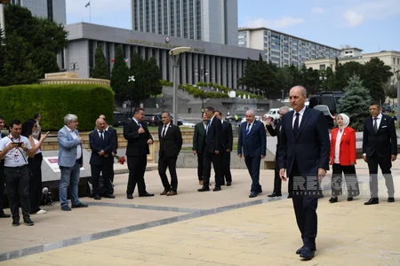 Türkiyə parlamentinin sədri Heydər Əliyevin məzarını, Şəhidlər Xiyabanını və Türk Şəhidliyini ziyarət edib - YENİLƏNİB