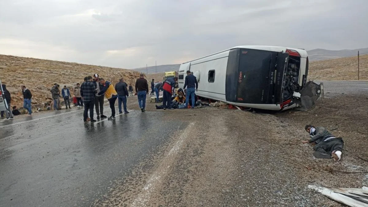 3 killed as bus carrying migrants crashes in Turkiye