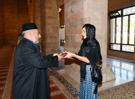 Mehriban Əliyeva Şamaxı Cümə məscidində olub - YENİLƏNİB