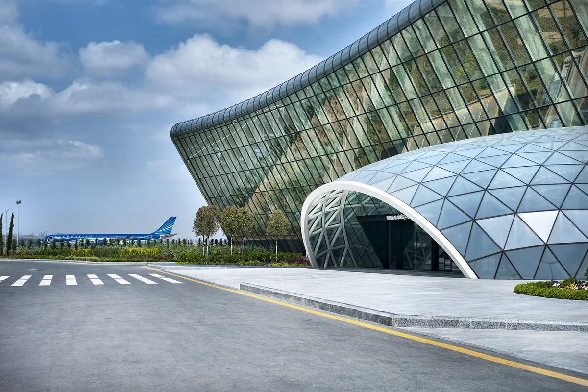 Heydər Əliyev Beynəlxalq Aeroportunda vizası saxta olan əcnəbilər saxlanlıb