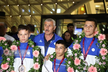 İtaliyada güləş üzrə Avropa çempionu olan Azərbaycan millisi Vətənə qayıdıb