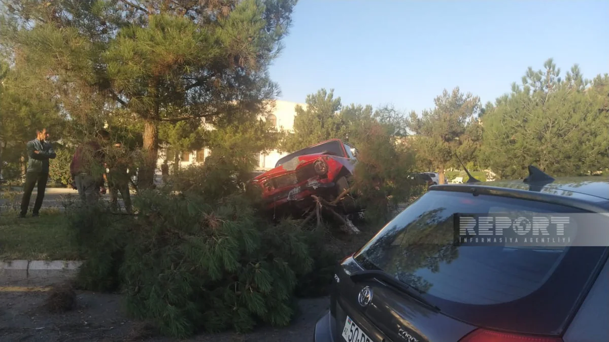 Sumqayıtda avtomobil qəzaya uğrayıb