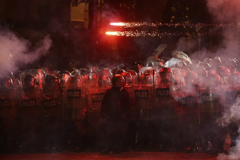 Tbilisidə polis parlamentin qarşısındakı meydanı etirazçılardan təmizləməyə başlayıb