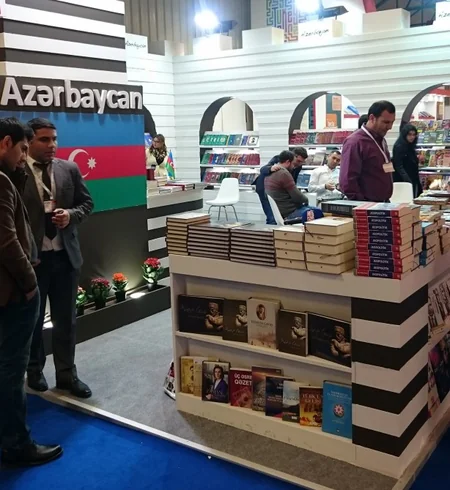 İstanbul kitab sərgisinin Azərbaycan bölməsində nümayiş olunan nəşrlər ziyarətçilərə paylanıb