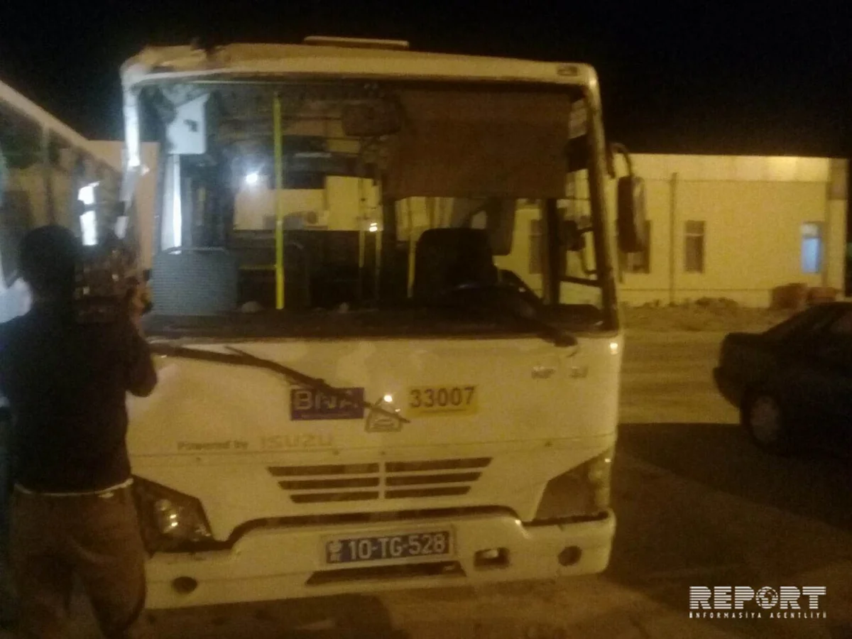 Bakıda sərnişin avtobusu yük maşınına çırpılıb, 8 nəfər xəsarət alıb - FOTO