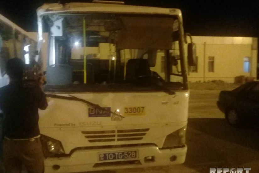Bakıda sərnişin avtobusu yük maşınına çırpılıb, 8 nəfər xəsarət alıb - FOTO
