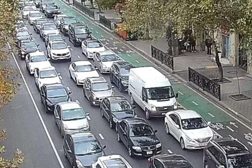 На ряде улиц и проспектов Баку затруднено движение транспорта
