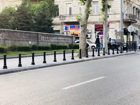 Bakı Nəqliyyat Agentliyi qoruyucu tumbaların quraşdırılmasına başlayıb