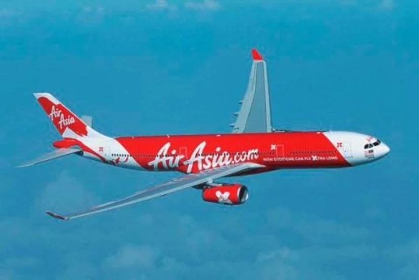 ​На месте крушения самолета AirAsia обнаружили четыре крупных обломка