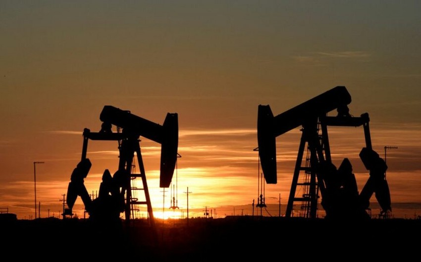 World oil prices fall by almost 1%
