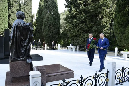 Çin Kommunist Partiyasının nümayəndə heyəti Ümummilli Liderin məzarını və Şəhidlər xiyabanını ziyarət edib