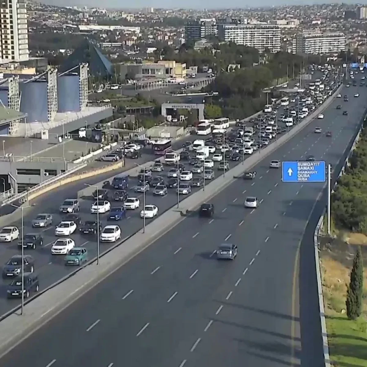 Bakının bir sıra yollarında tıxac yaranıb
