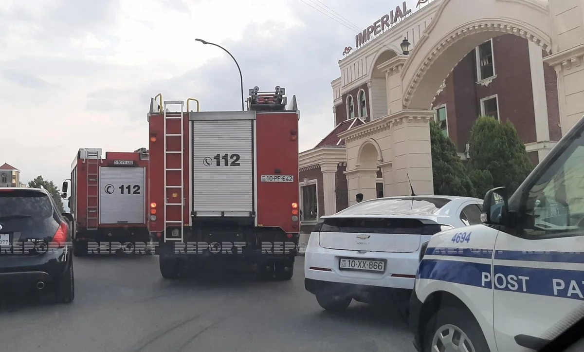 МЧС: из-за пожара в доме торжеств в Гяндже эвакуированы 100 человек