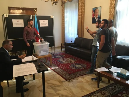 Romadakı seçki məntəqəsində səsvermə başa çatıb
